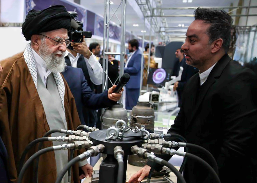  بازدید رهبر معظم انقلاب اسلامی از غرفه ویستا توربین